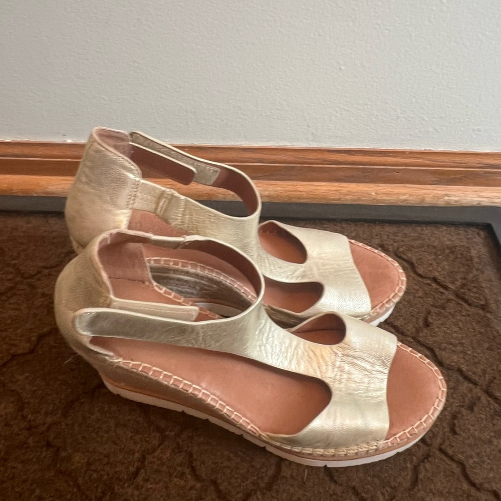Elegant Cream Sandals- size 9
